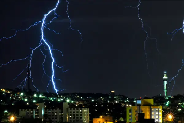 Raios sobre a cidade à noite